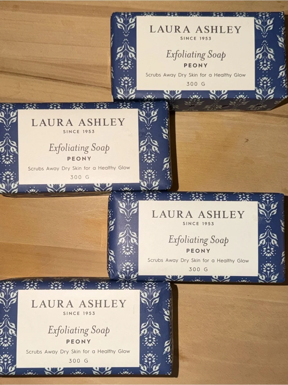12 QLaura Ashley White Lilly & Peony Exfoliating Soap - White & Navy